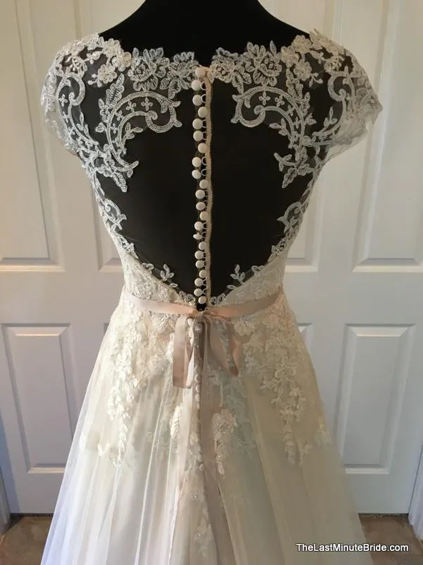 Essense of Australia D1999 size 10